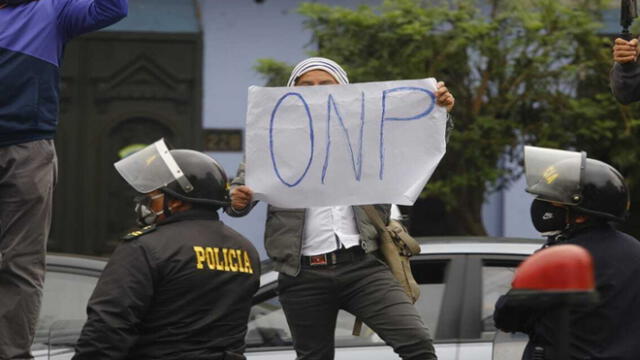 Aportantes de la ONP fueron a apoyar a los parlamentarios. Créditos: Félix Contreras / La República.