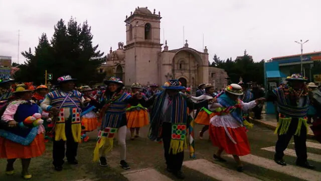 Los Machuaychas y Chiñipilcos ingresaron bailando la tradicional danza por las principales callesde Juliaca.