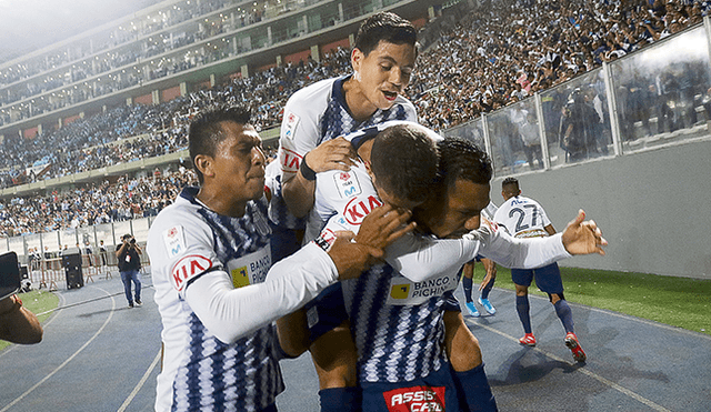 Vengan conmigo. Luis Ramírez marca su primer gol de la temporada en el momento más importante. Sus compañeros festejan ante el delirio blanquiazul en el estadio.