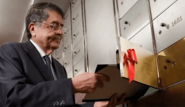 Sergio Ramírez deposita cartas de Darío y Sadino a la Caja de las Letras del Instituto Cervantes 