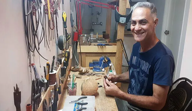 Artesano crea joyas con cáscara de coco