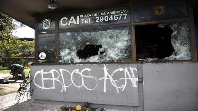 Una choza policial de los Comandos de Atención Inmediata (CAI) destruida durante una protesta por la muerte de un abogado bajo custodia policial, se ve en Bogotá. Foto: Raúl ARBOLEDA / AFP.