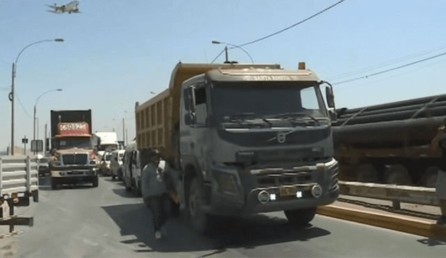 Callao: Tránsito paralizado en túnel Gambetta por camiones malogrados [VIDEO]