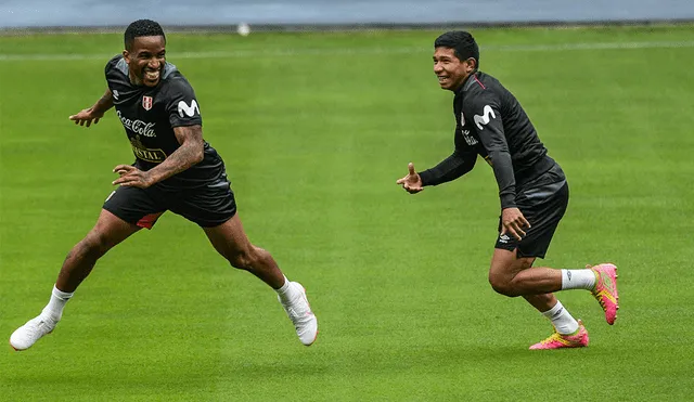 Edison Flores y Jefferson Farfán divirtiéndose en los entrenamientos de la selección peruana. | Foto: AFP