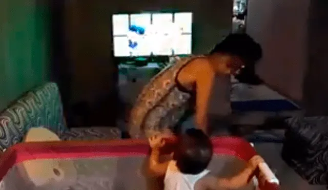 En YouTube, una joven se encargó de cuidar a su sobrino y aprovechó en preparar un espectáculo.