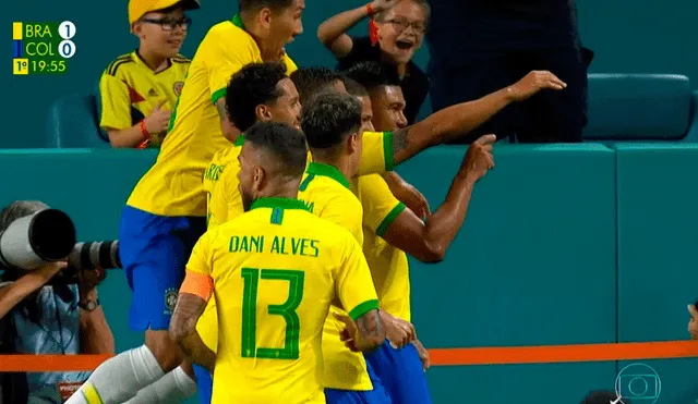 Casemiro aprovechó un centro de Neymar para realizar un cabezazo y marcar el el primer gol en el Colombia vs. Brasil. | Foto: Globo