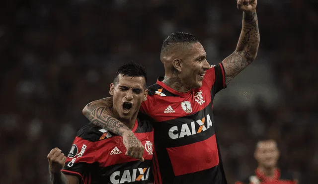 Paolo Guerrero: Miguel Trauco dio detalles de cómo era compartir habitación con el '9' en Flamengo. Foto: AFP