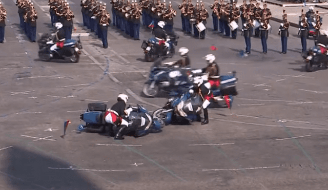 Policías intentan lucirse en desfile militar, pero todo sale mal [VIDEO]