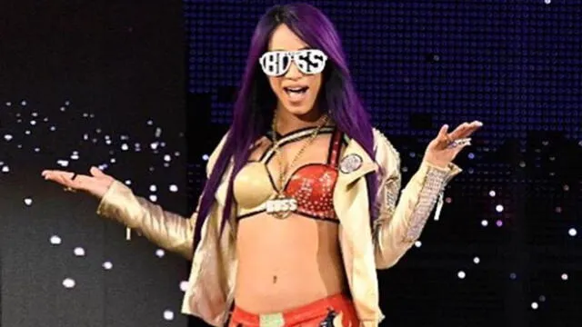 Sasha Banks se quita la peluca para festejar paliza a Natalya [VIDEO]