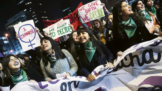 Marcha por el aborto acaba con tres mujeres apuñaladas en Chile