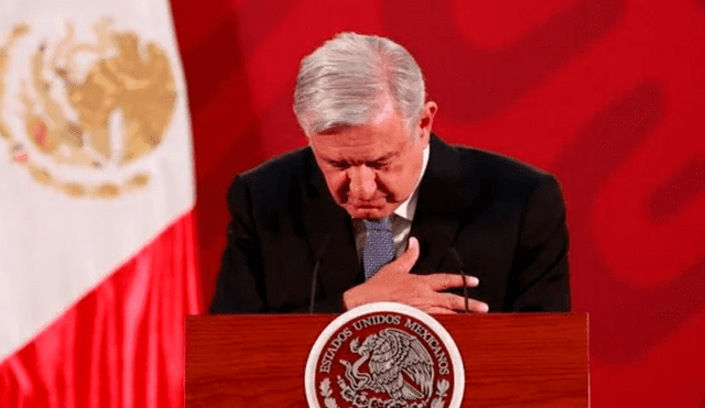 Con la mano en el pecho y una reverencia, así describió el presidente de México su propuesta de saludo. Foto: EFE