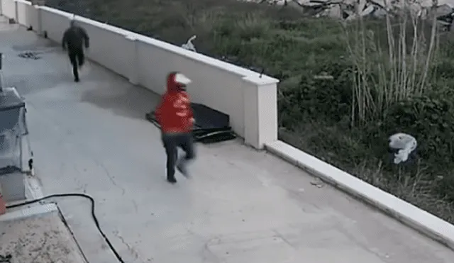 En YouTube se hizo viral la huida de un torpe ladrón al asustarse con su reflejo.