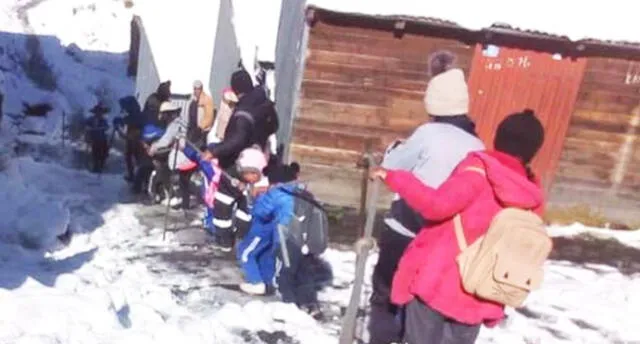 Escolares en Puno arriesgan su vida para llegar a colegio tras intensas nevadas