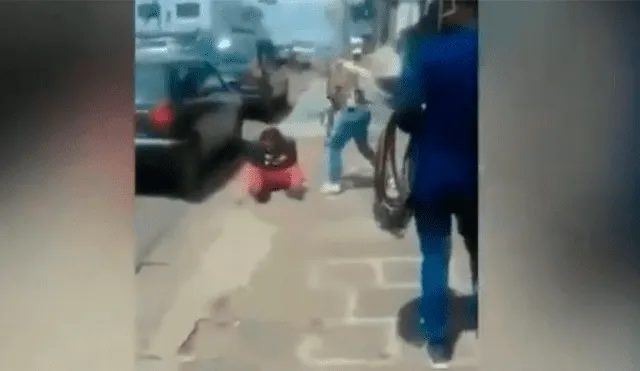 YouTube viral: ambulante se acerca a mujer que golpeaba a su esposo y le vende una correa [VIDEO]