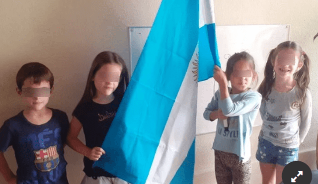 Sus hijos le pidieron desde el primer día, formar filas e izar la bandera como lo hacían en el colegio. (Foto: Facebook)