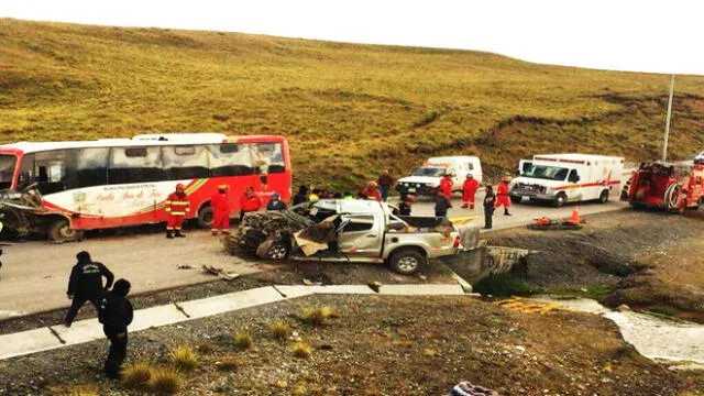 Pasco: choque entre bus y camioneta deja dos muertos