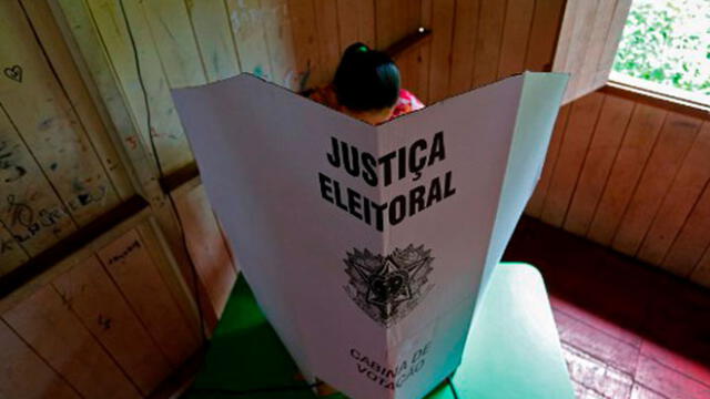 Una mujer vota en un colegio electoral en Igarape Miri, estado de Pará, Brasil, el 15 de noviembre de 2020. Foto: AFP