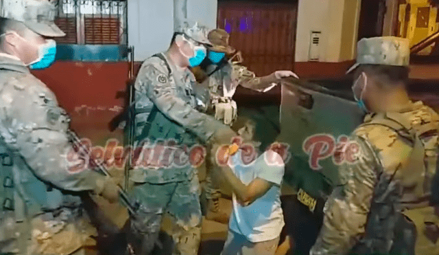 “Discúlpenme jefe, no va a volver a pasar”, suplicaba el ciudadano a los militares para que no se lo lleven a la Comisaría. (Foto: Captura)