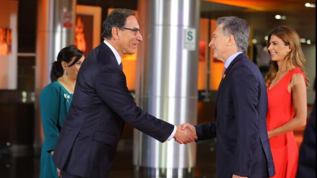 Martín Vizcarra y Mauricio Macri en la VIII Cumbre de Las Américas. Foto: Andina