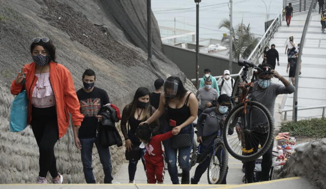 Entre adultos y menores de edad, decenas acudieron a playas, pero algunos sin tomar las precauciones del caso. Foto: Jhon Reyes / La República