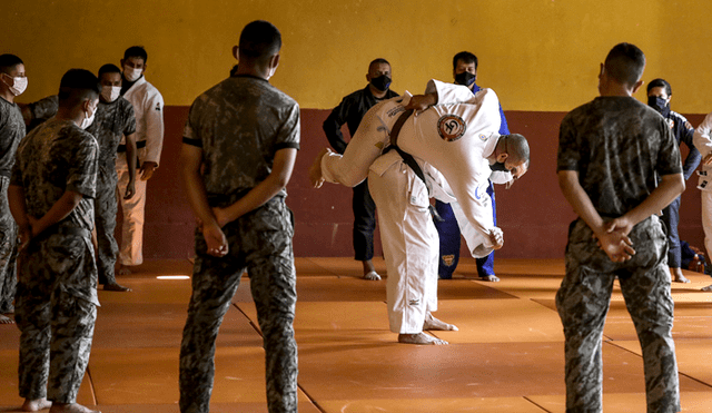 Los militares entrenan en las instalaciones del Regimiento de Caballería “Mariscal Domingo nieto”. Foto: Rodolfo Contreras.
