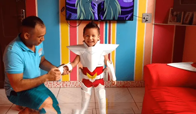 Facebook: Niño cumple el sueño de su padre al disfrazarse de Seiya de Pegaso [VIDEO]