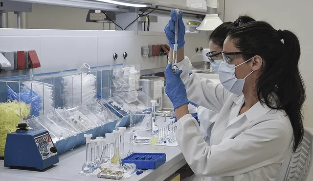 Científicos trabajan en un laboratorio de una compañía farmacéutica. | Foto: Louisa Gouliamaki / AFP