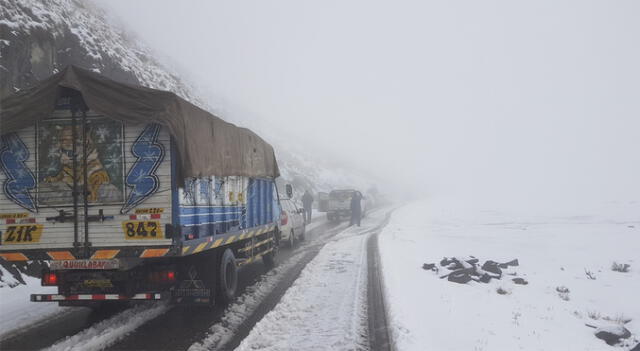 Durante las primeras horas de la mañana carretera lucía completamente cubierta de nieve. Crédito: Carlos Carrillo.