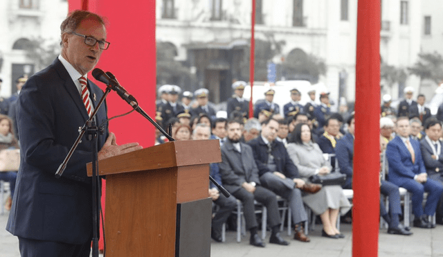 El alcalde de Lima ofreció un discurso en la Plaza San Martín. Foto: Twiiter.
