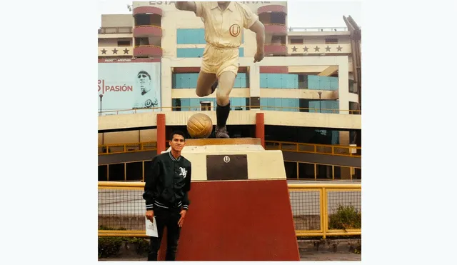 Hijo de Juan Pablo Vergara visitó el Monumental y se puso la camiseta de Universitario.
