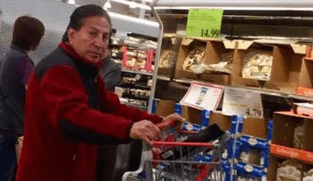 Vía Facebook: Alejandro Toledo es fotografiado en supermercado y un detalle generó risas