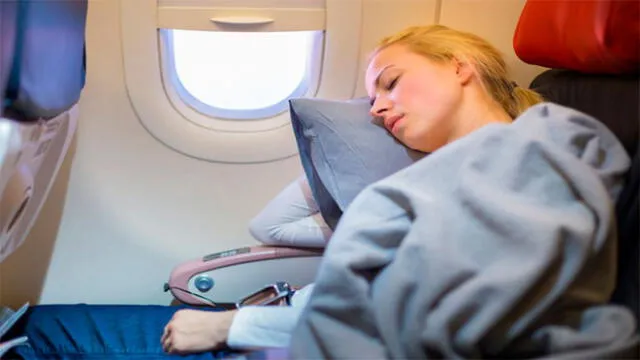 Tiffani Adams se había quedado dormida a mitad del vuelo. Despertó a oscuras. Foto: Difusión.