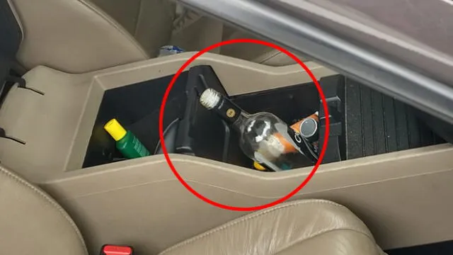 Dentro de la camioneta se encontró una botella a medio beber de un licor