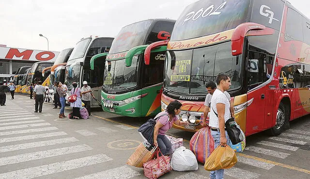 Tienen pérdidas. Las empresas formales de buses sufren la competencia desleal que hacen los autos colectivos, pues recorren sus mismas rutas. Foto: difusión