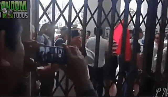 Facebook viral: Graba protesta desde una puerta y le ocurre lo inesperado [VIDEO]