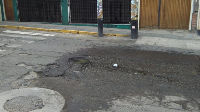 #YoDenuncio: tubería de desagüe atorada genera mal olor en calles