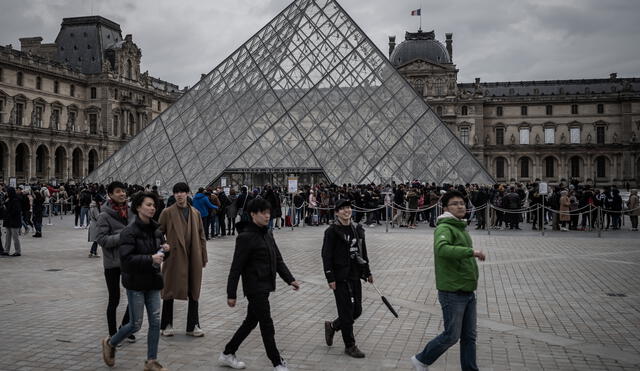 Reabre el Louvre con medidas de protección del personal ante el COVID-19. Foto: AFP.