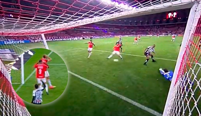 Paolo Guerrero, a un metro y debajo del arco, se perdió un gol increíble con el Internacional. Captura Premiere
