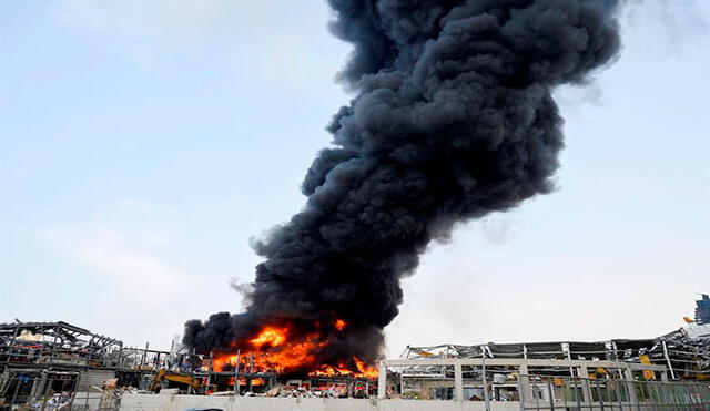 El incendió alcanzó un depósito donde se almacena aceite para motor y ruedas de coche, apuntó el Ejército libanés. Foto: EFE