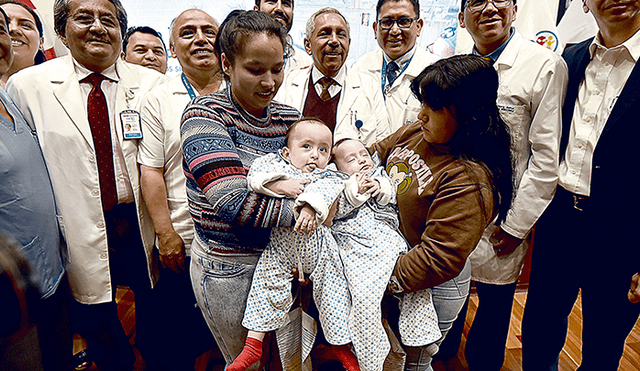 Todos juntos. Xiomara Morales esperó casi un año por este feliz momento. La acompañan los médicos que participaron en la delicada intervención para separar a los pequeños. (Foto M. Merino)