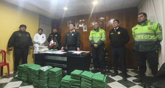 Encuentran 180 kilos de droga dentro de camión abandonado en Puno