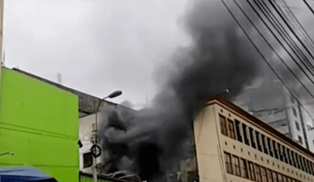 Un muerto durante incendio en galería del Mercado Central [VIDEO]