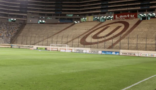 Universitario y Alianza Lima se ven las caras en una nueva edición del clásico del fútbol peruano en el estadio 'Monumental' de Ate.