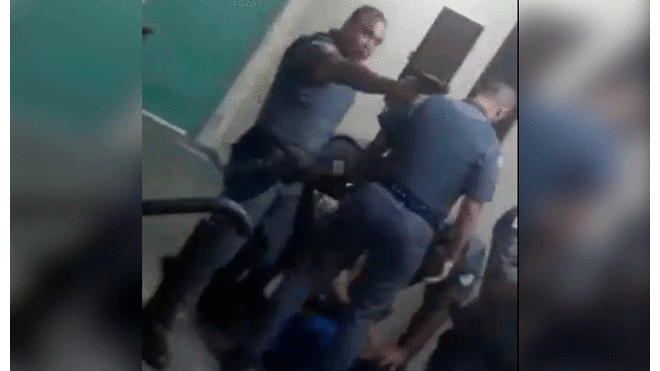 Policías agreden y amenazan a estudiantes en el interior de una escuela [VIDEO]
