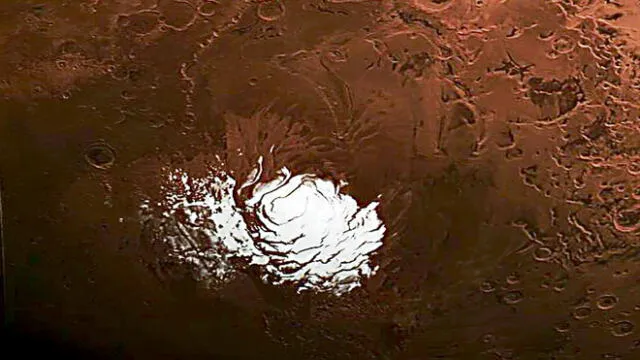 Hallan el primer lago de agua líquida en Marte