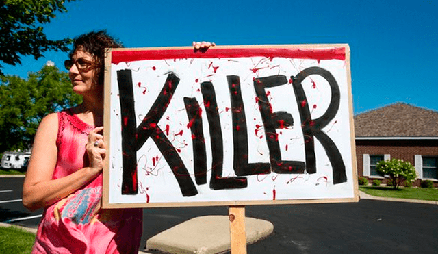 Manifestantes frente al consultorio de Walter Palmer tras confesar que mató a un león en 2015. Foto:  James Breeden