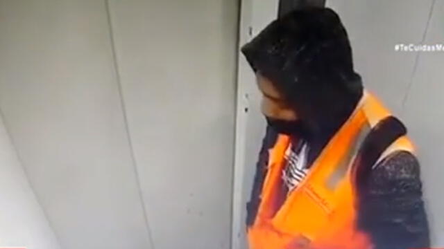 Comportamiento de sujeto quedó registrado en las cámaras de seguridad. (Foto: Captura de video / 24 Horas)
