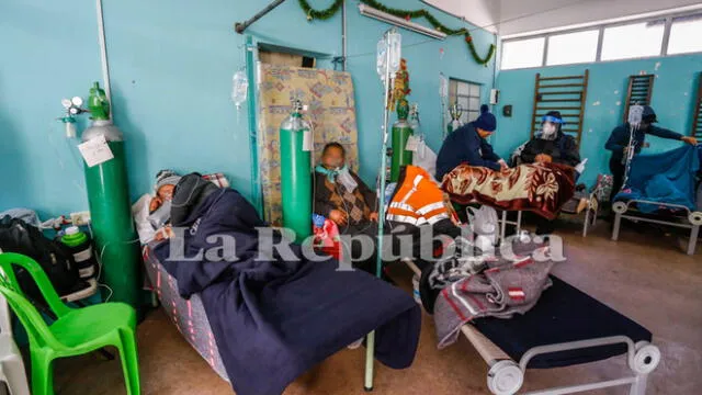 Hospital COVID-19 Arequipa. Improvisadas camas se armaron en las diferentes áreas libres del nosocomio.