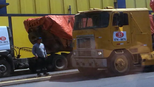 Quejas por camiones que invaden vereda de Av. Venezuela