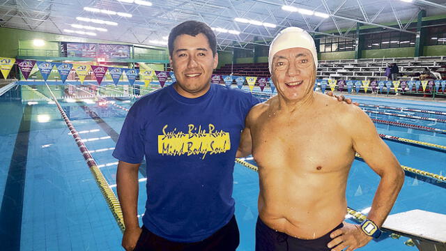 natación. Junto a su entrenador Paúl Condori Bedregal.